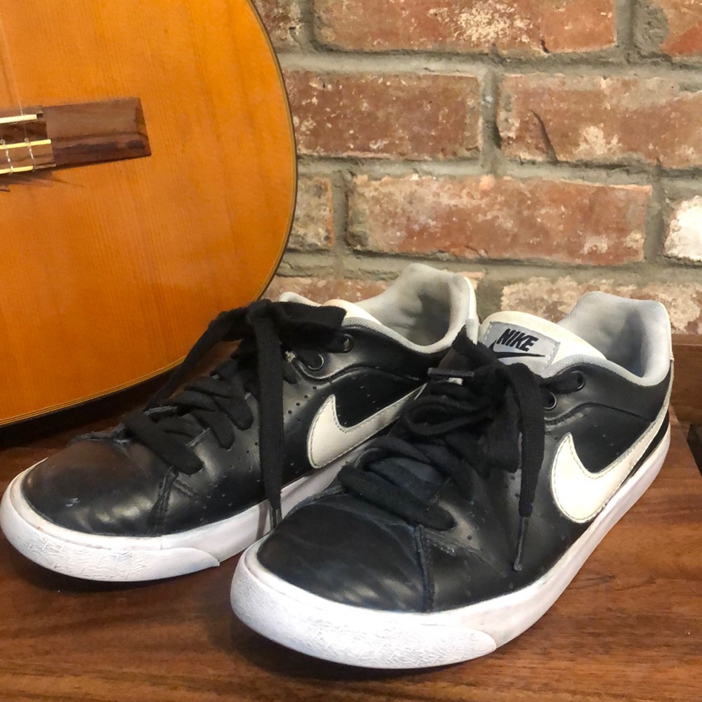 Navy leather Nike Court Tour sneakers